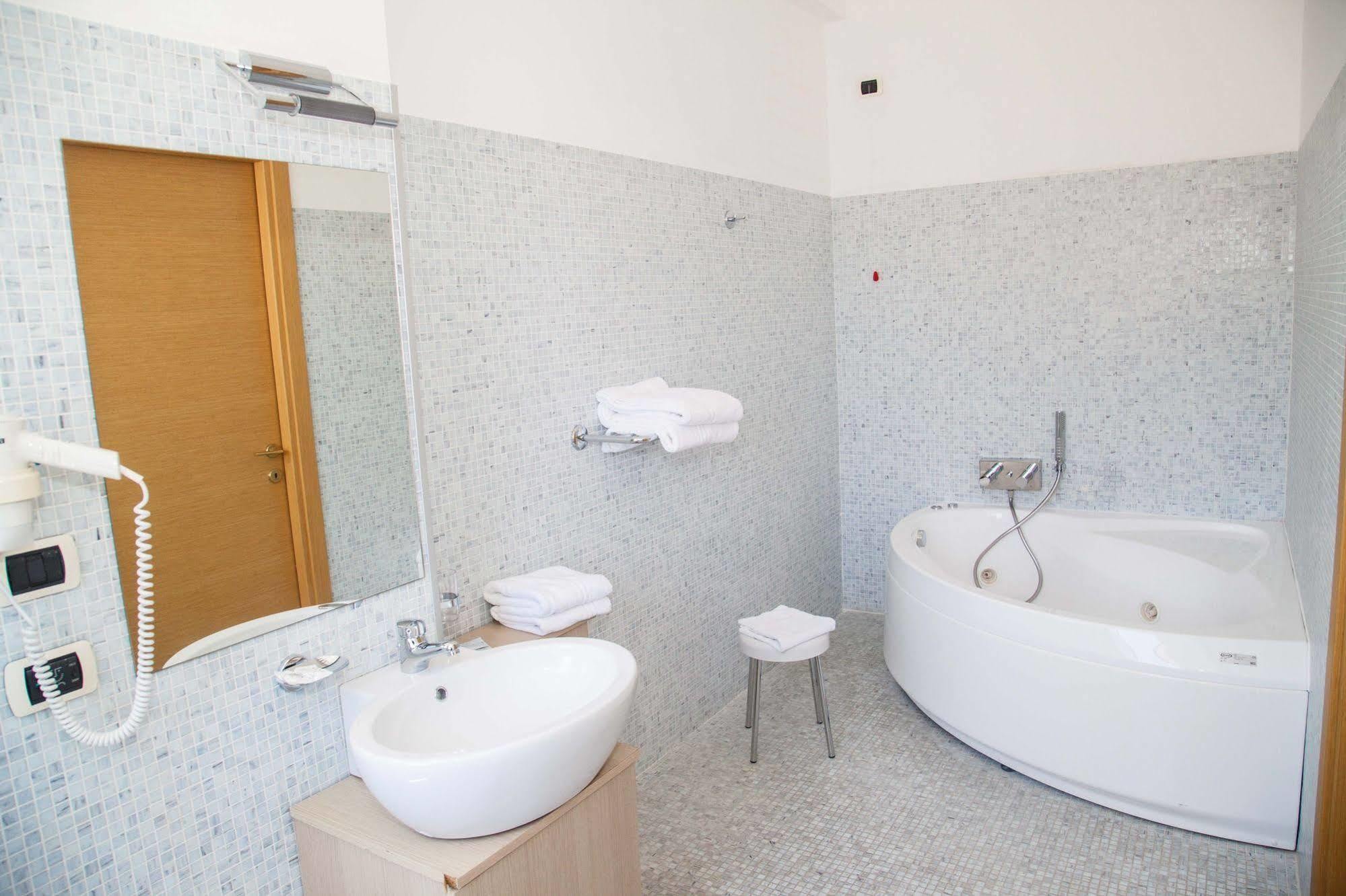 אבולה Hotel Pacla מראה חיצוני תמונה
